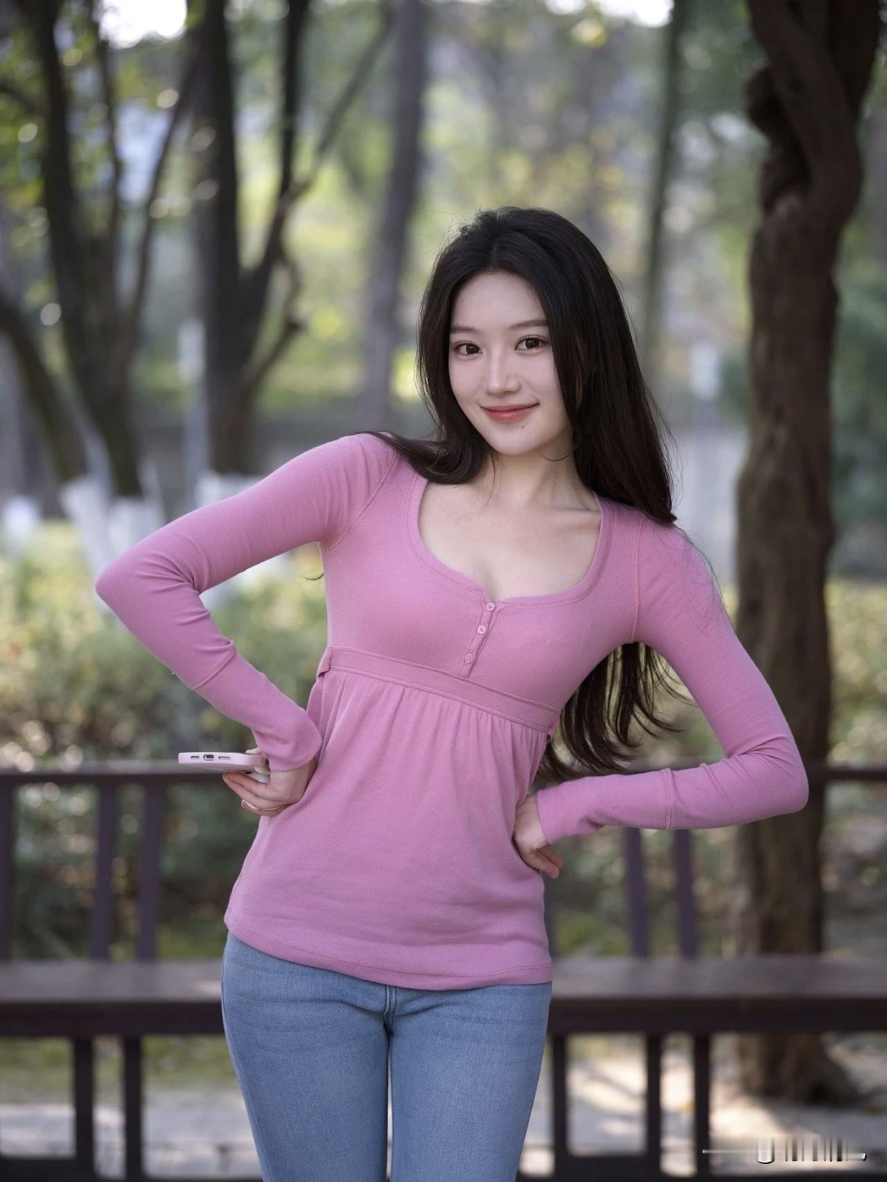 周末出门拍照，我真的超爱那种“毫不费力”的松弛感！不用凹复杂造型，几个简单动作+