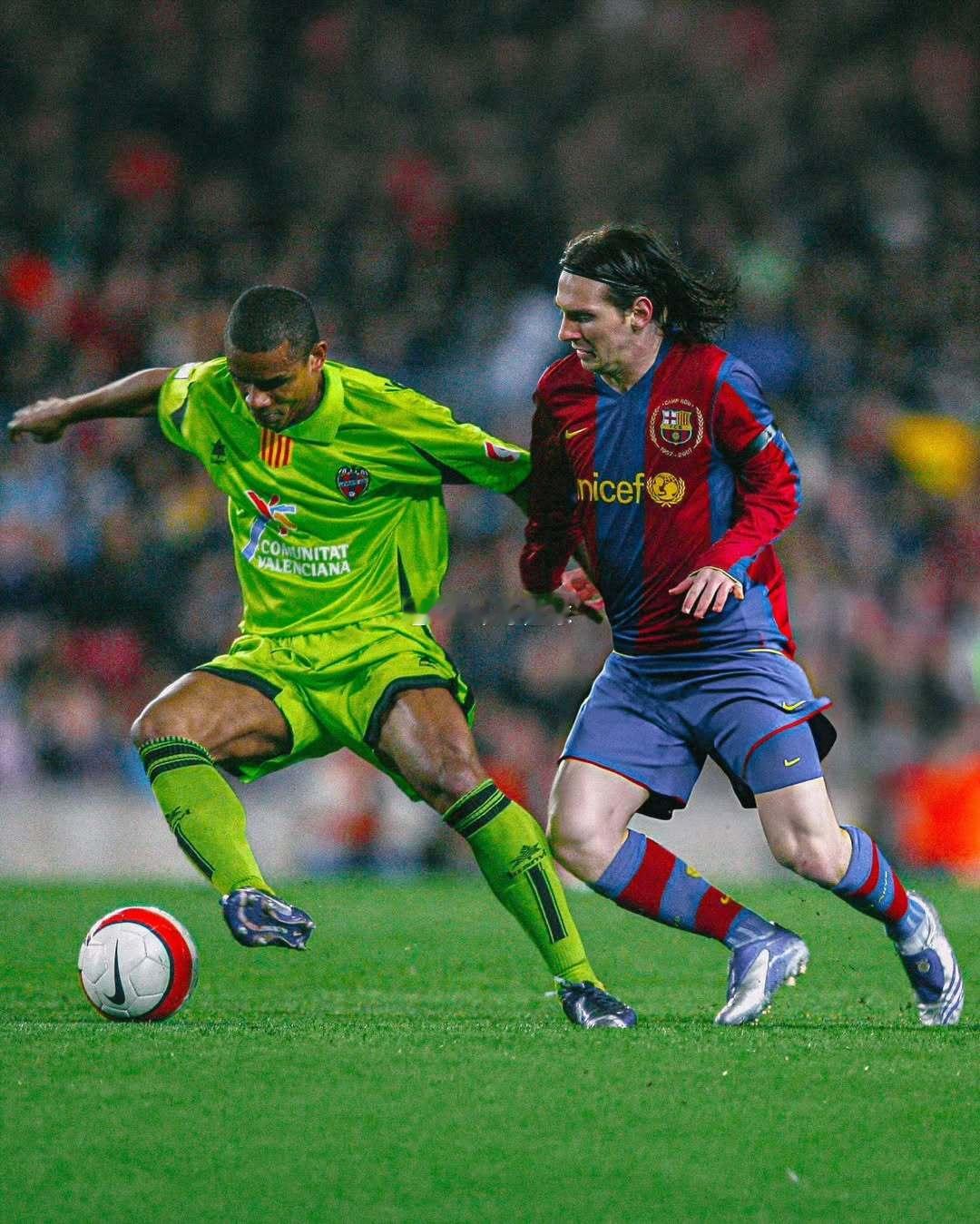 2007/08巴萨记忆：一个时代交接的赛季。年轻梅西冉冉升起，小罗写下终章，埃托