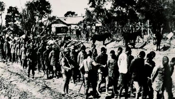 1937年8月，一名哺乳期的女子惨遭十多个鬼子轮番糟蹋，随后被一刀刺死。突然，年
