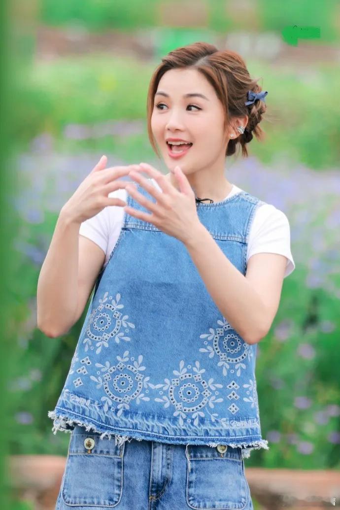 蔡卓妍现身成都在录制综艺节目的时候搭配的很有清新之美。 ​​​