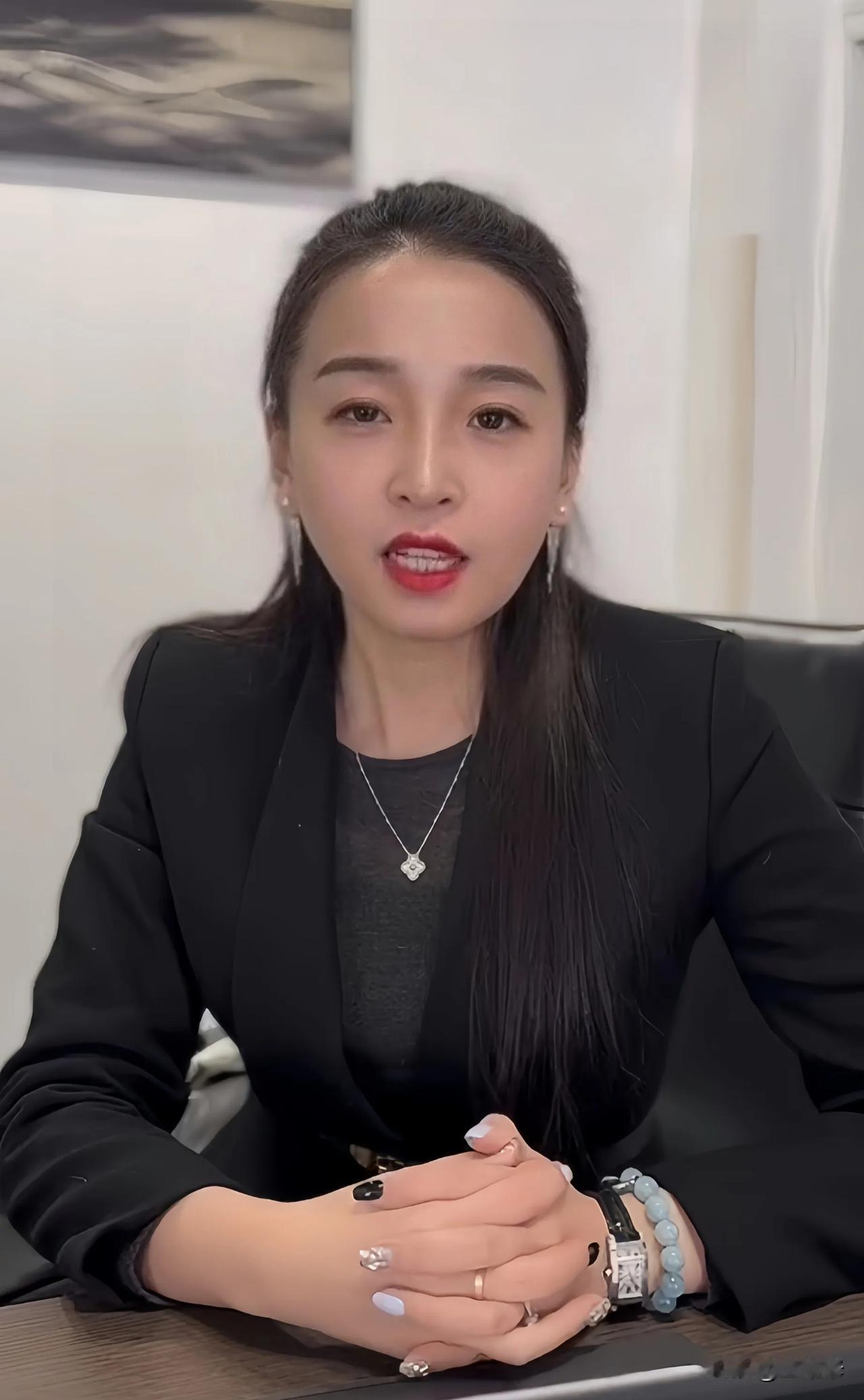 年销170台保时捷的女销售，实在憋不住辟谣了，别再想入非非，看看她怎么说:

1