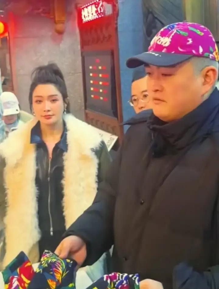 红豆被拍到在刘老根大舞台观众席，旁边坐着个穿黑卫衣的年轻小伙。

有人一眼认出那