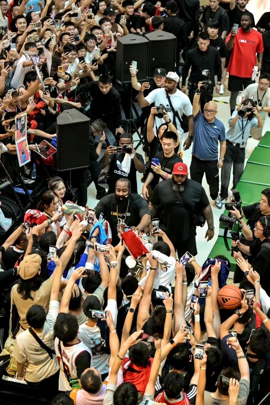 太受欢迎！哈登所到之处皆是人山人海！

哈登是最受中国球迷欢迎的NBA球星之一，