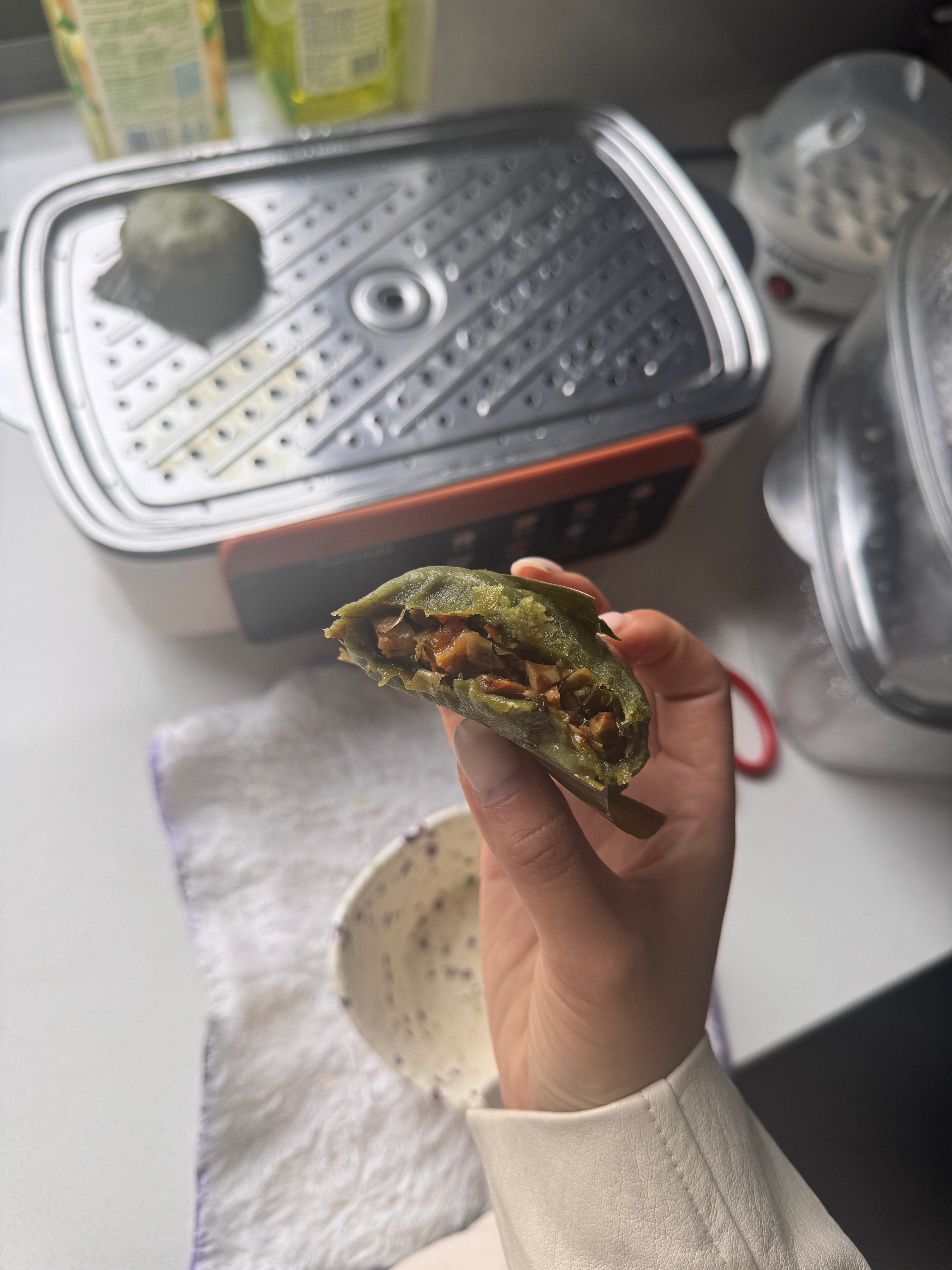 撑晕了刚起床吃了两个馍馍两个红薯一个鸡蛋 大杯牛奶 