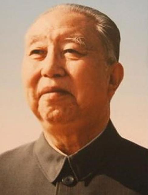 2008年8月20日，华国锋在北京因病去世，中央按照惯例，将华国锋的骨灰葬入八宝