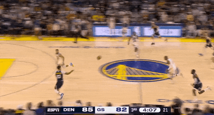 黄忠已老！勇士疯狂反击打停掘金！
在今天NBA常规赛勇士对阵掘金的第三节比赛中，