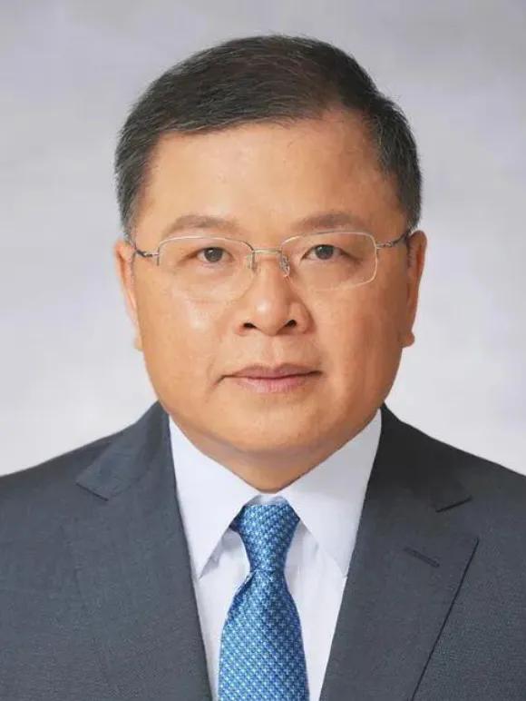 1996年，公费留学的黄大年，不顾父母反对，加入英国国籍。谁知，12年后，他不但