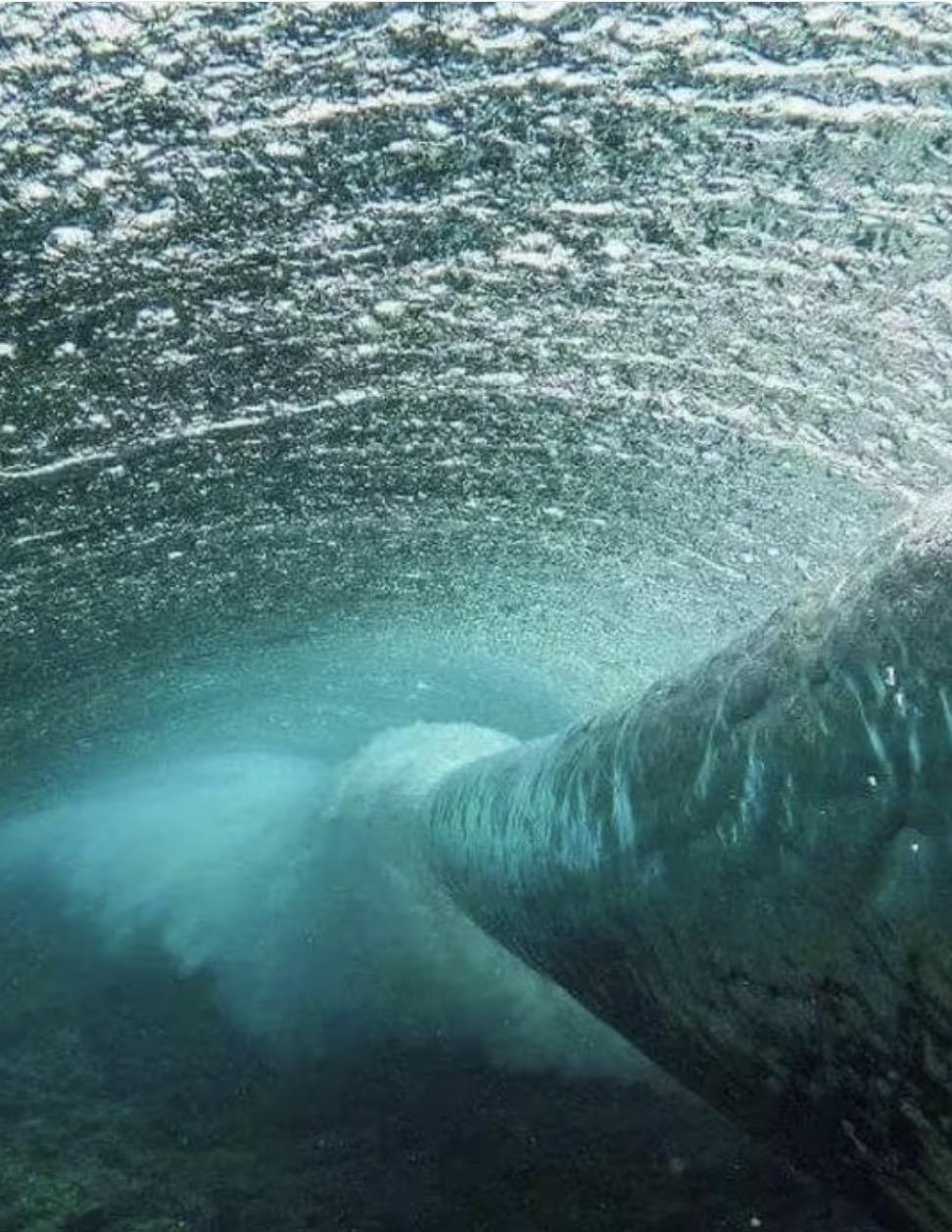 上联：静水暗流涌
下联：空山响泉闻