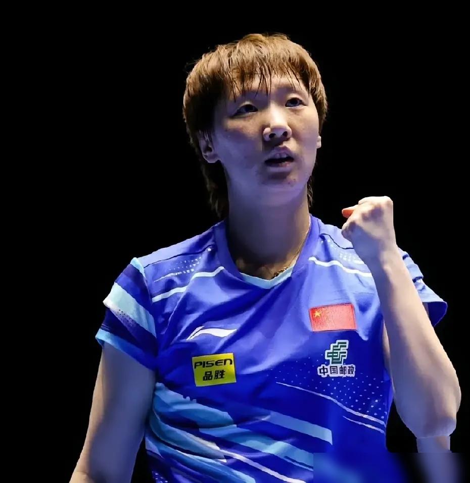 今晚国乒在对阵法国队的比赛中，王曼昱11：9拿下第一局，第二局王曼昱在6：10落