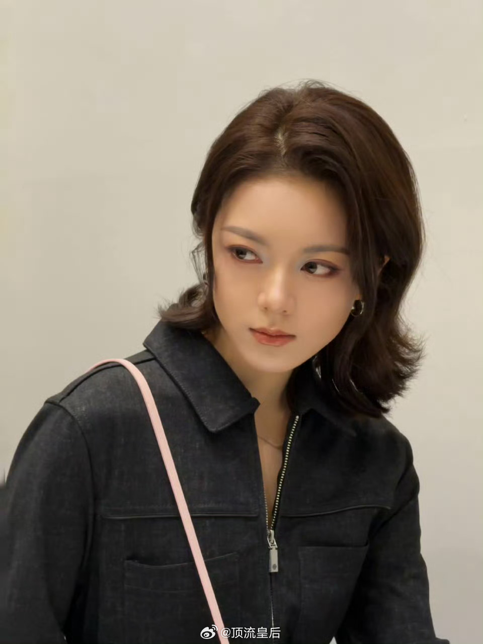 小孩儿装大人的结果就是既没有小孩儿的朝气蓬勃又没有大人的风姿绰约 ​​​