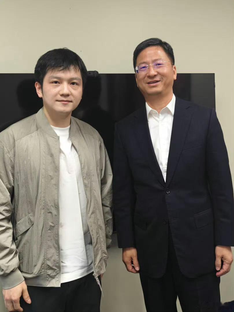 乒乓球在美国火起来了哇 是樊振东和旧金山总领事的合照