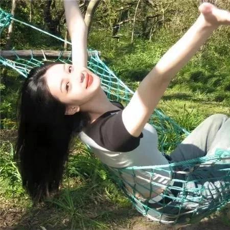 在草地上享受阳光，轻松自在，感受自然之美。自然漫步时光 阳光美景 草地的治愈感 