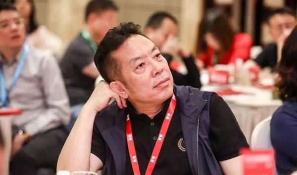 《贾国龙卖焖面，打了多少 “消费升级” 专家的脸？》
前几年那些天天在台上鼓吹 