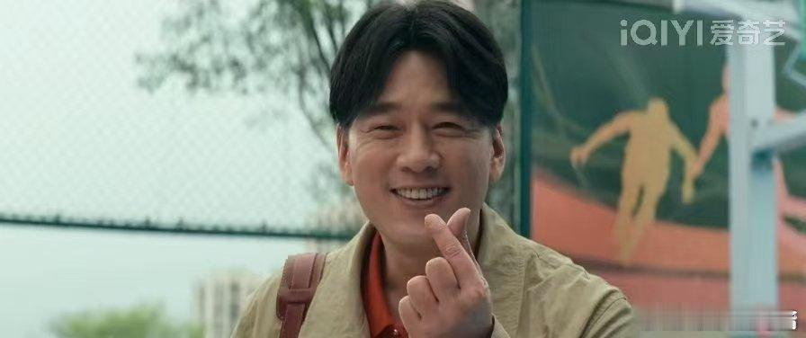 王耀庆商务休闲风重出江湖 上一秒还在霸总世界指点江山，下一秒短裤上身开启随性模式