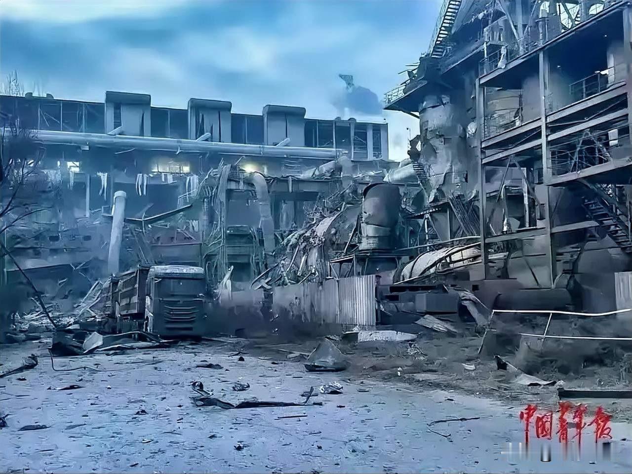 刷到包钢爆炸的现场视频，隔着屏幕都让人脊背发凉！钢水飞溅的瞬间，多少家庭的命运被