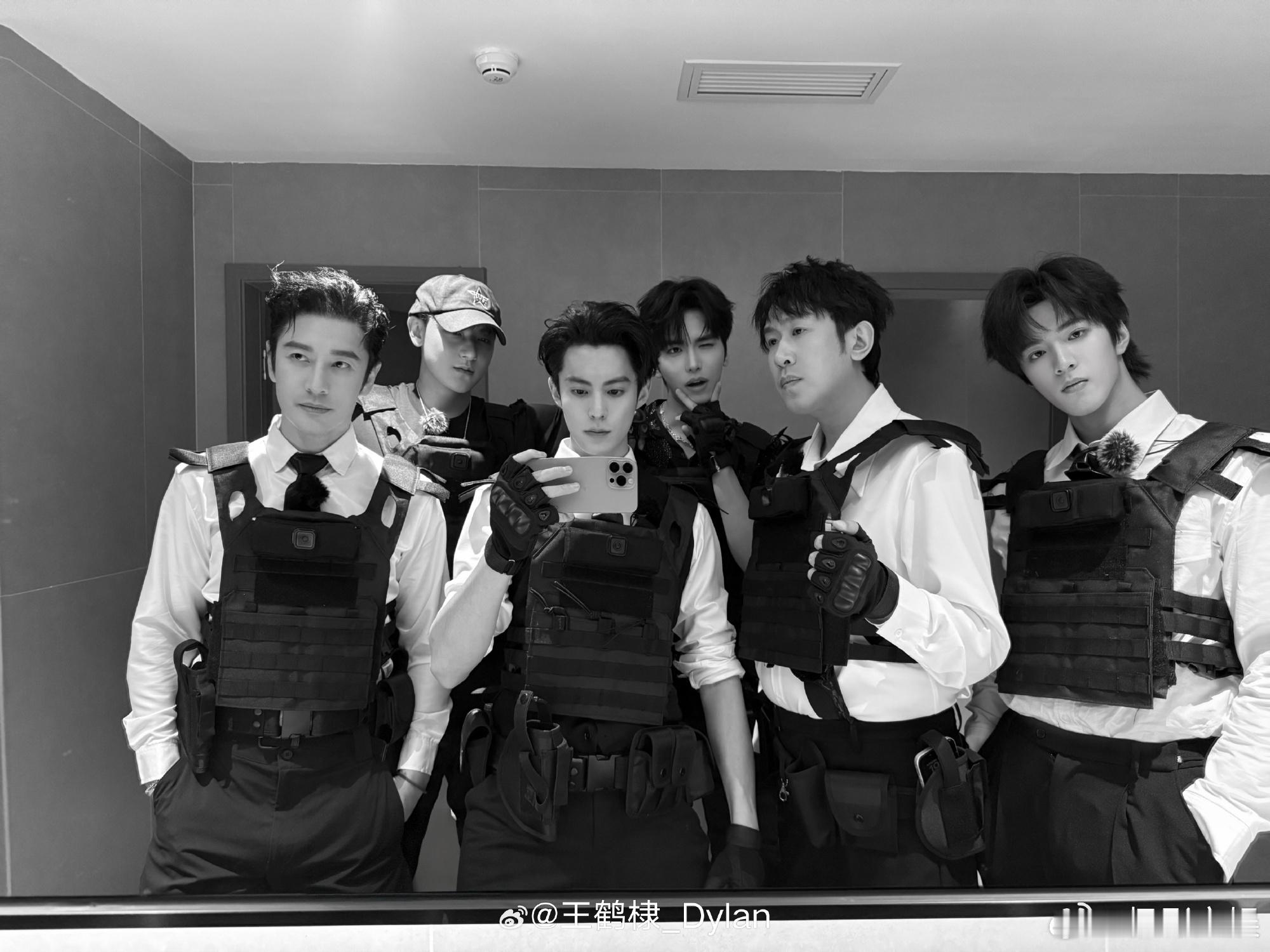 王鹤棣说8000破王鹤棣晒宇宙闪烁请注意合照王鹤棣晒宇宙闪烁请注意合照，说800