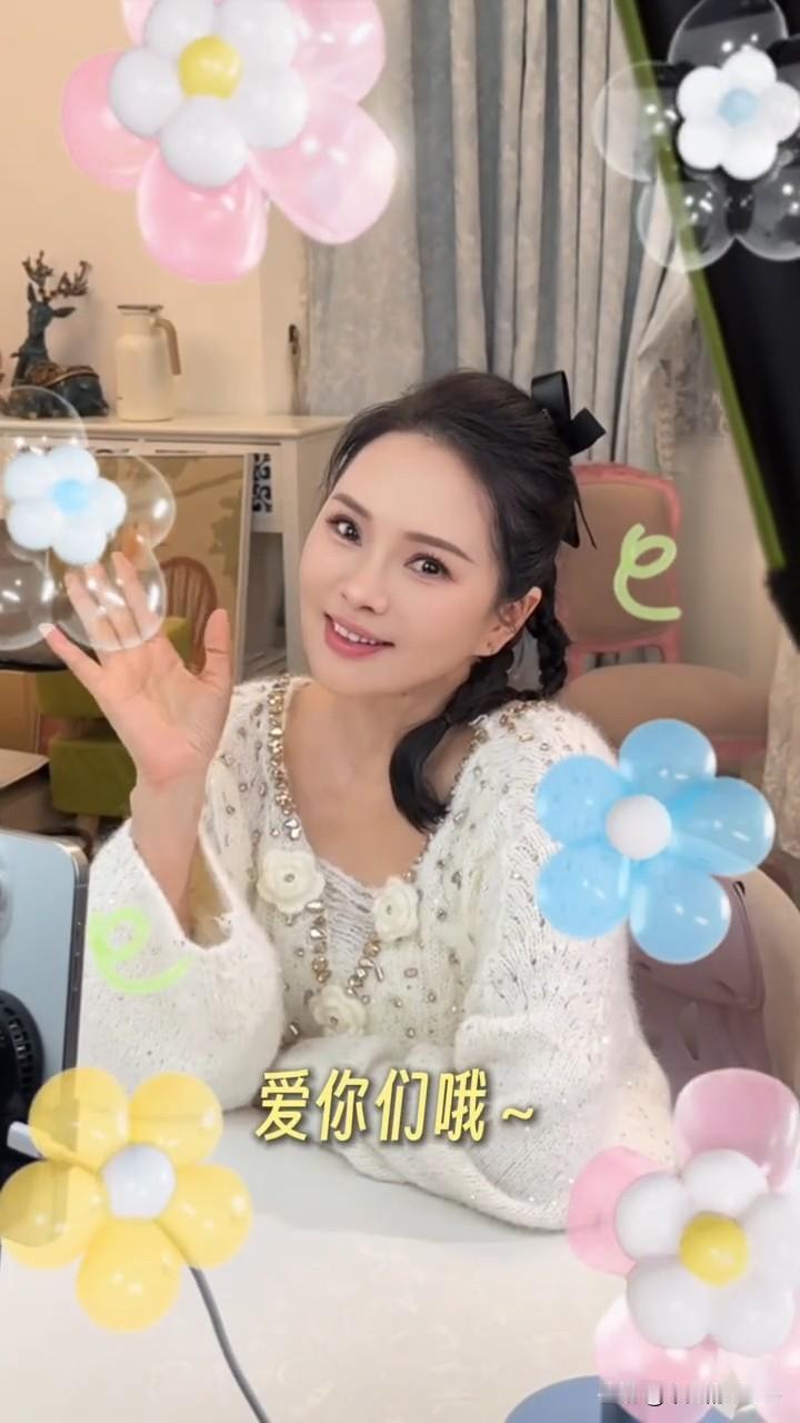 12月10日，伊能静晒出一日工作vlog。她现在的主业是直播带货，偶尔也会上个综