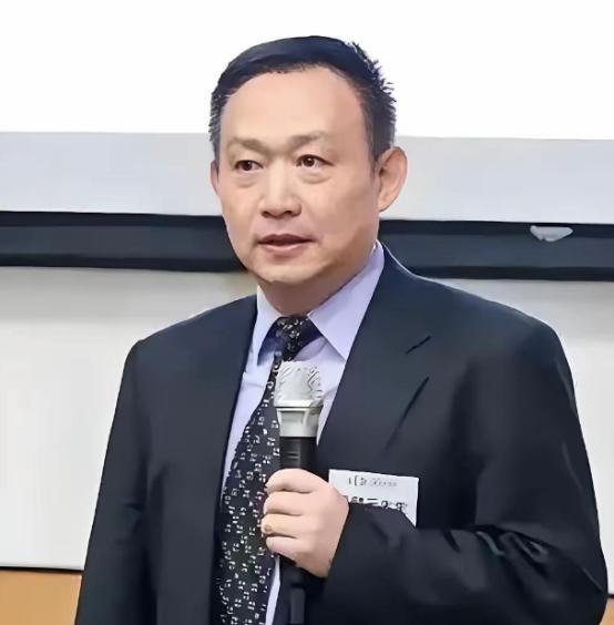 卢麒元这回撕开遮羞布，几百亿社科经费喂出的“论文大仙”们，咋就整不出一个能打仗的
