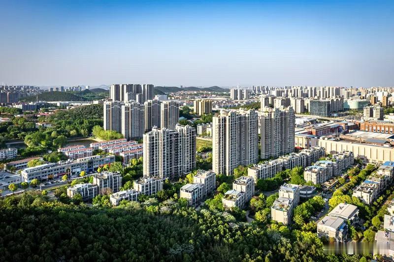 徐州楼市：

作为徐州公认的优质板块，新城区巅峰房价一度冲到19000元/㎡，如