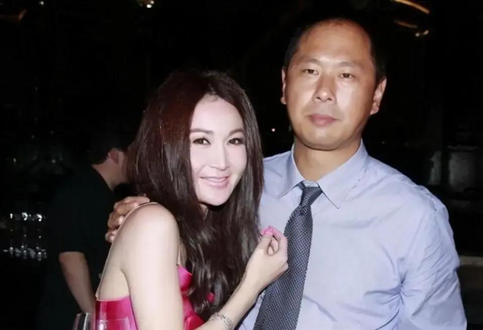 温碧霞晒海边合照庆祝结婚22周年，59岁穿吊带长裙仍像三十出头。

老公何祖光头