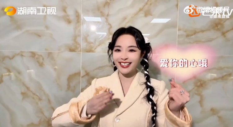 李莎旻子冻悟了爱不如手套长春冰雪之夜直播长春冰雪节 南方人李莎旻子赴长春冰雪之约