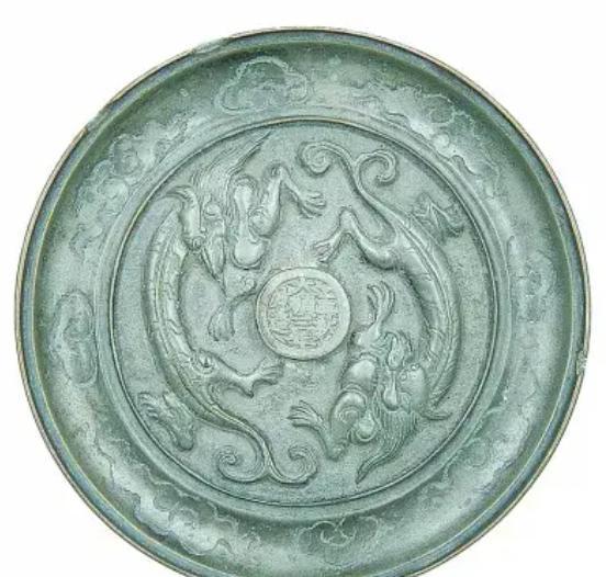 1984年，四川一位老者到一位农妇家讨水喝，却看到其家中挂着一块雕有双龙、用来辟