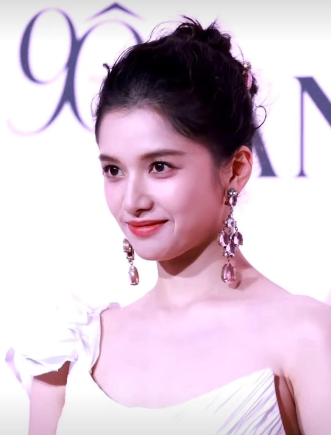 张婧仪真的美得好大气，不愧是大花严选！

在一众95花里，她有种大气的美，特别有