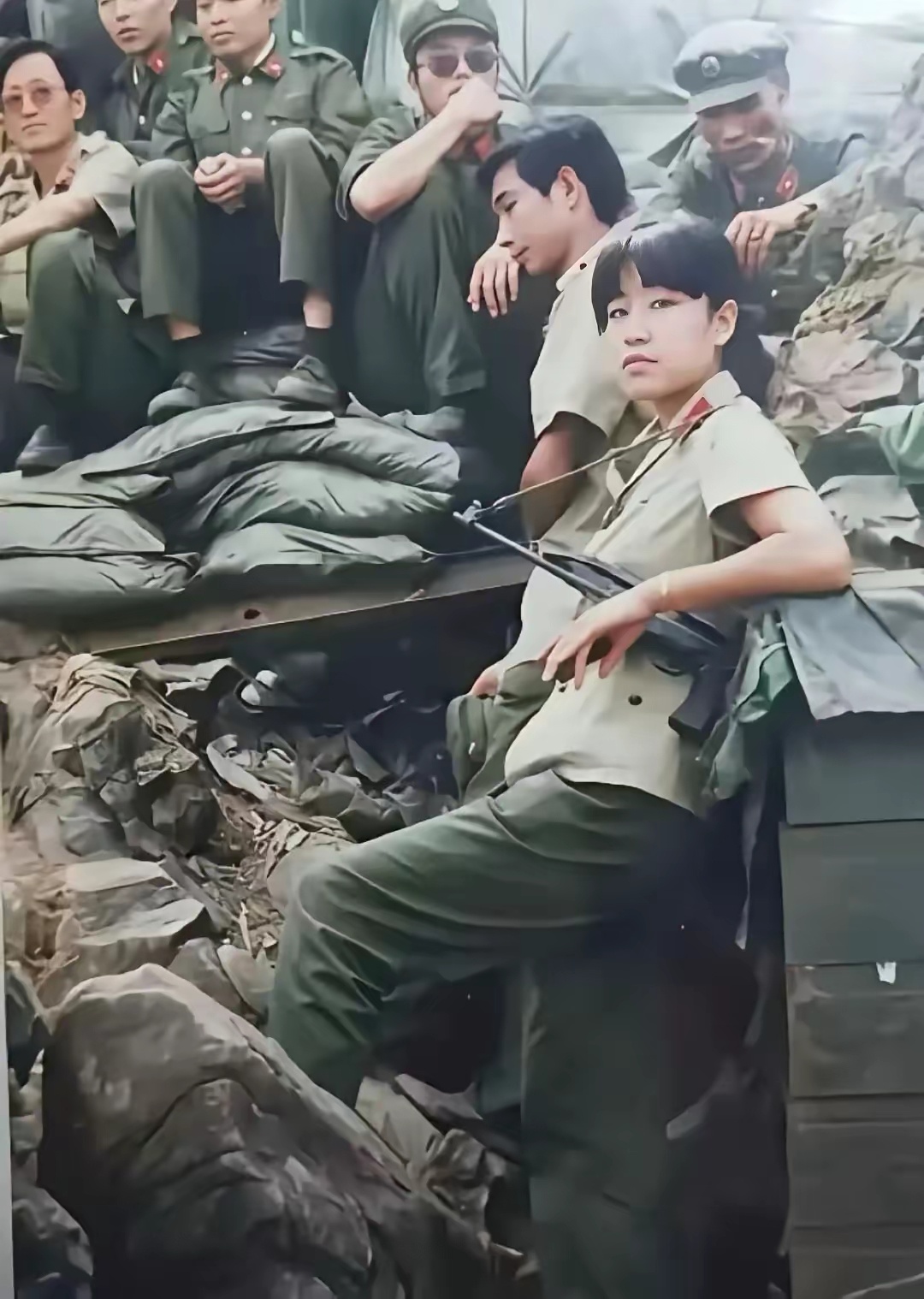 在对越自卫反击战的两山轮战期间，照片里这位挎着79式微型冲锋枪的女战士，系战地医