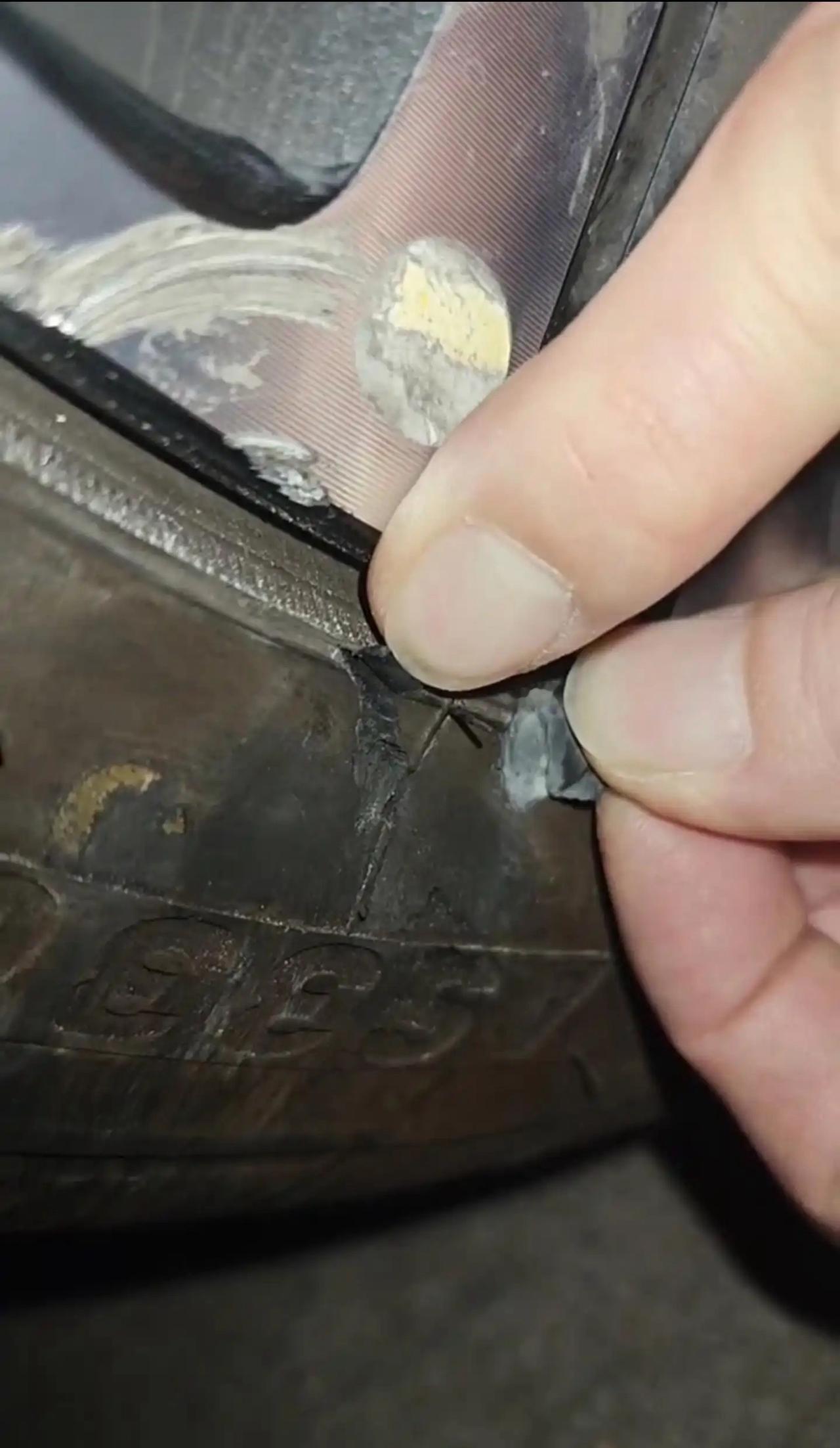 这种情况需要换轮胎吗？

没路灯直角转弯时方向拐大了，只看的前方没留意侧面路牙子