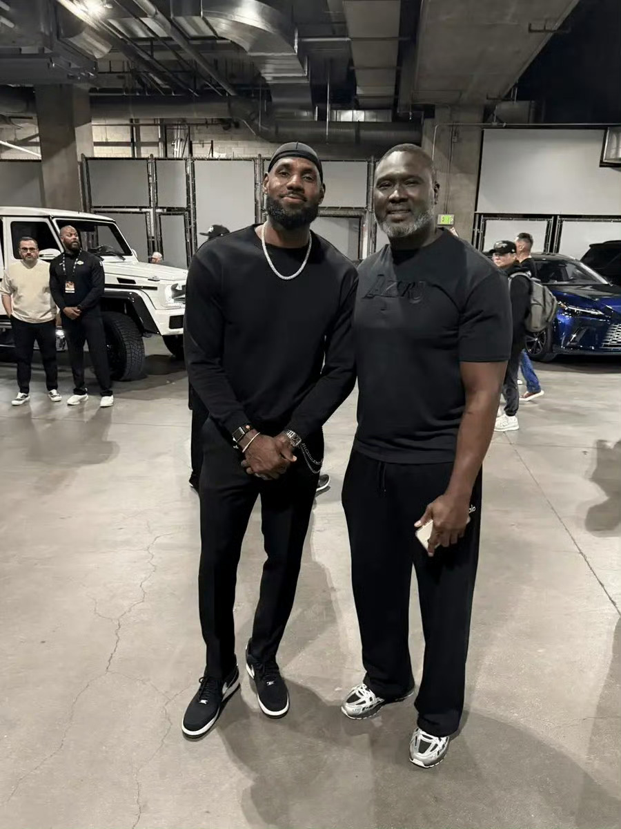 阿杜（蒂耶罗）的父亲在昨日湖人比赛结束后晒出一张与詹姆斯的合影，并配文：我与Go