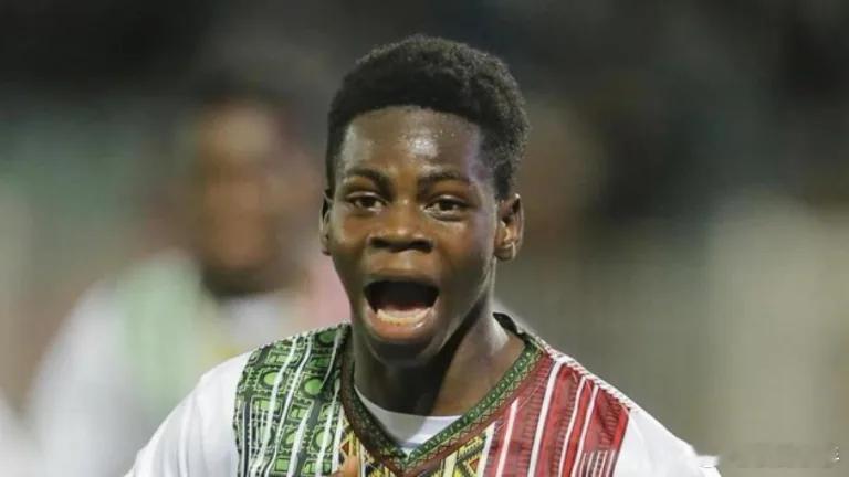 巴萨：塞杜·登贝莱，这位拒绝切尔西加盟拉玛西的马里新星他叫塞杜·登贝莱，18岁，