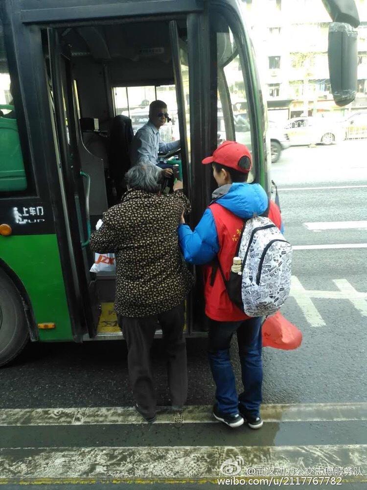 这简单的一幕，却如一股暖流，迅速温暖了无数人的心。或许在这个快节奏、充满压力的时