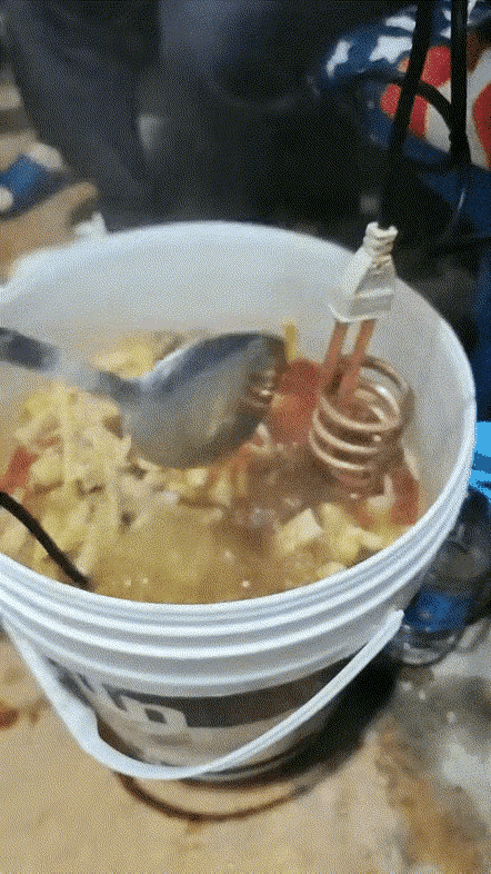 今天工地聚餐，火锅走起[惊呆]