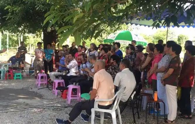一位学者发表观点称，中国主权国土归属全体中国人民，不宜无限制接纳外来移民。

说