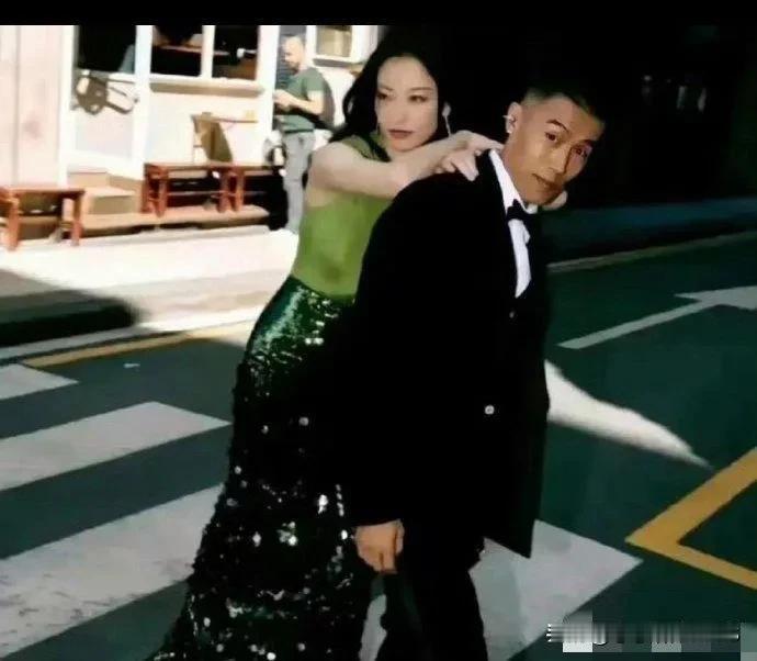 这个男的穿巴黎世家的高跟鞋挺有型的那位吗？和倪妮站在一起还挺般配的。这两人站一起