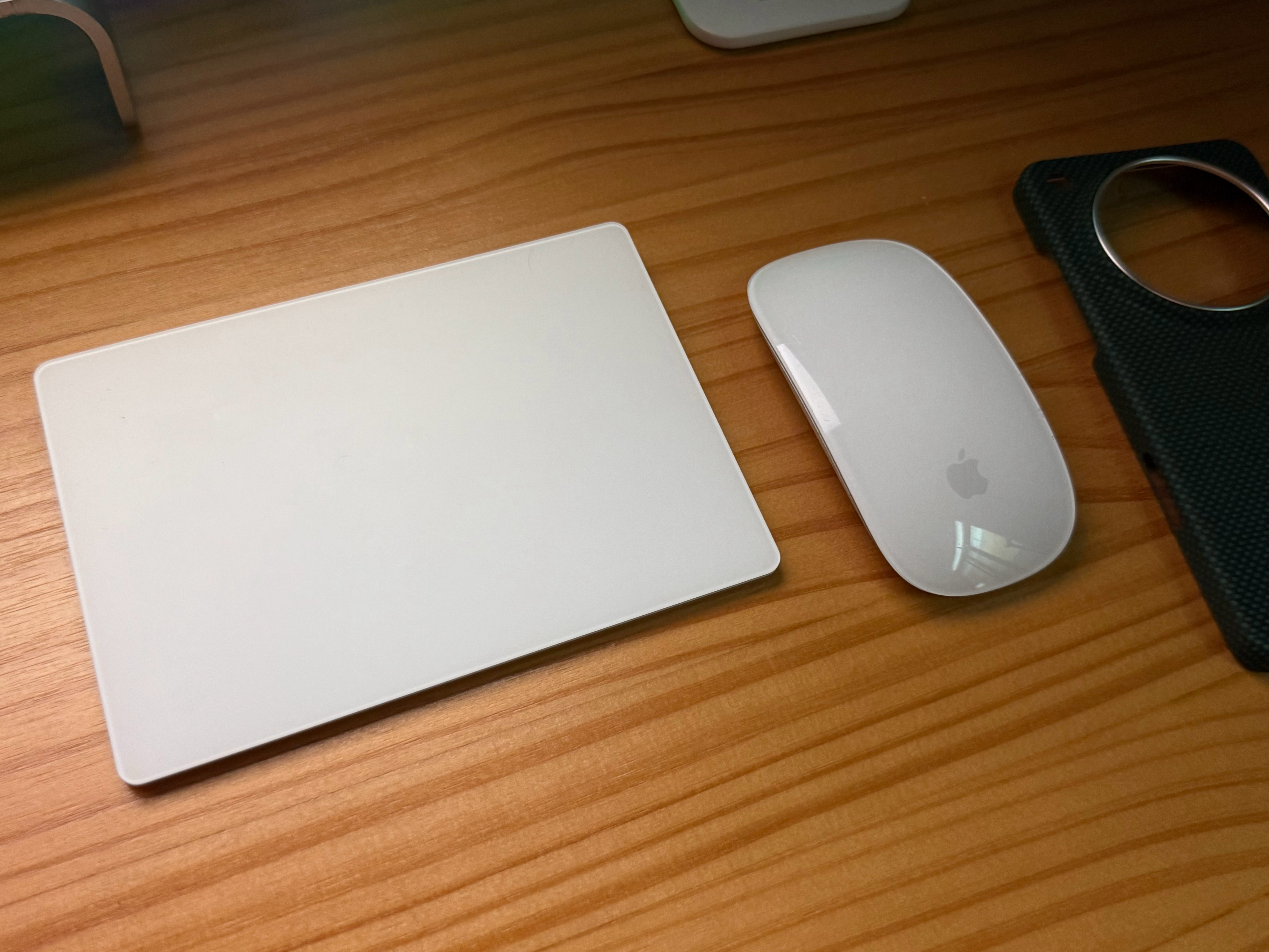 触摸板没电了，刚刚充了一会儿电用了下Magic Mouse，我发觉我已经不会用鼠