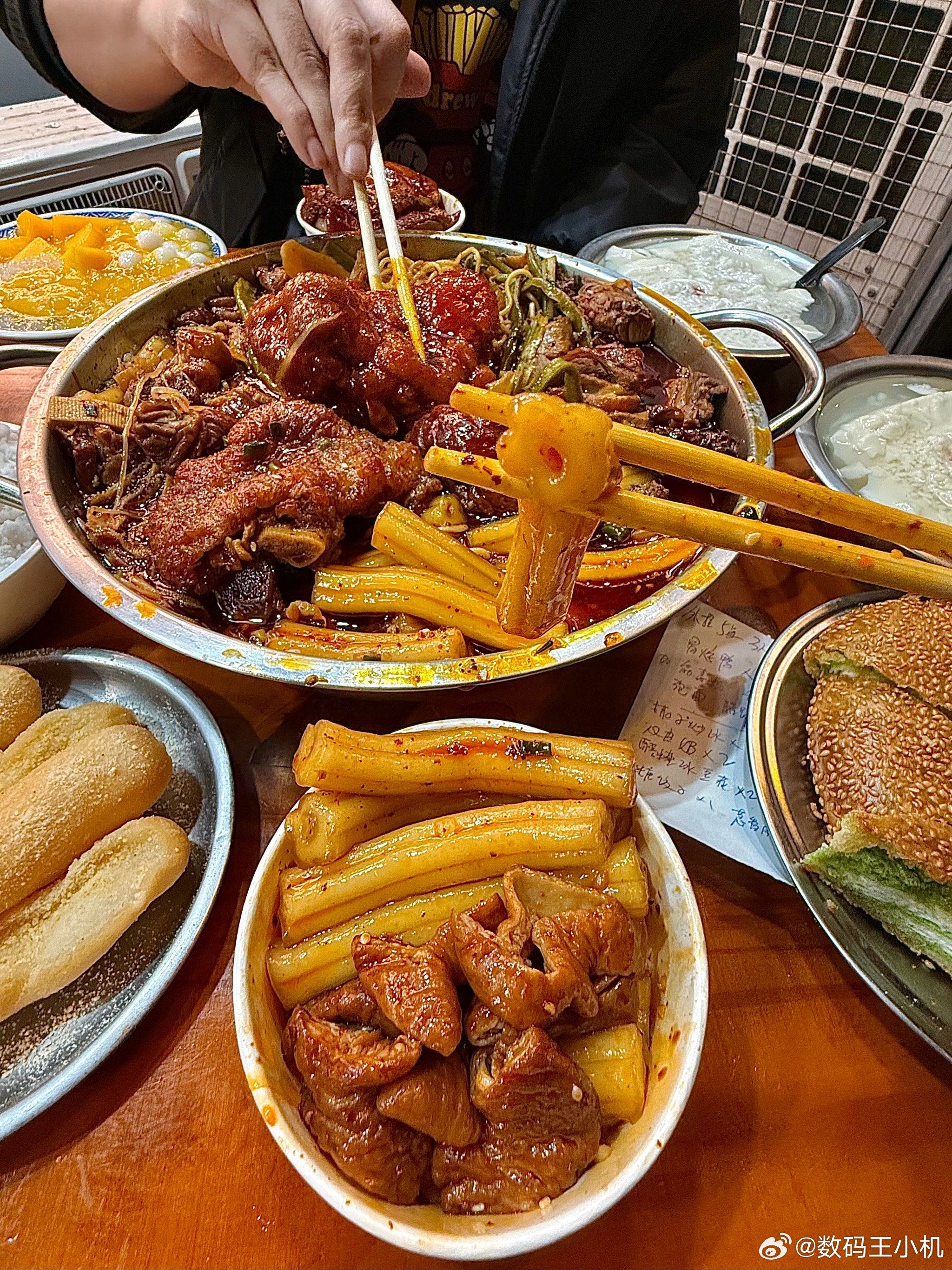 顺德文旅给8天吃胖8斤女子道歉顺德文旅是懂年轻人的，可是我觉得武汉也很好吃啊，作