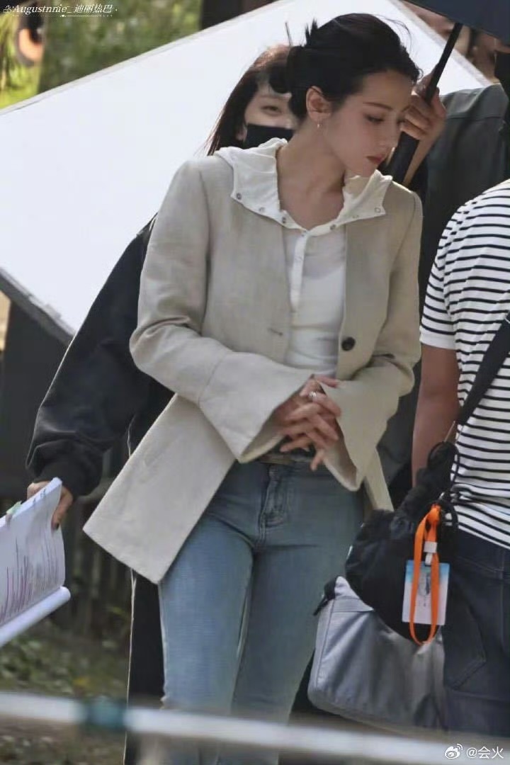 迪丽热巴[超话]迪丽热巴卫蓝第一造型迪丽热巴卫蓝第一套造型路透迪丽热巴卫蓝第一套