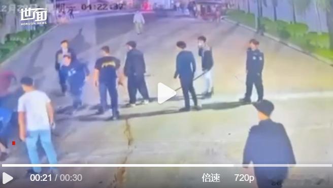 【监控视频：柬埔寨一园区围殴中国人致1死3伤】柬埔寨一园区15人围殴4名中国人据