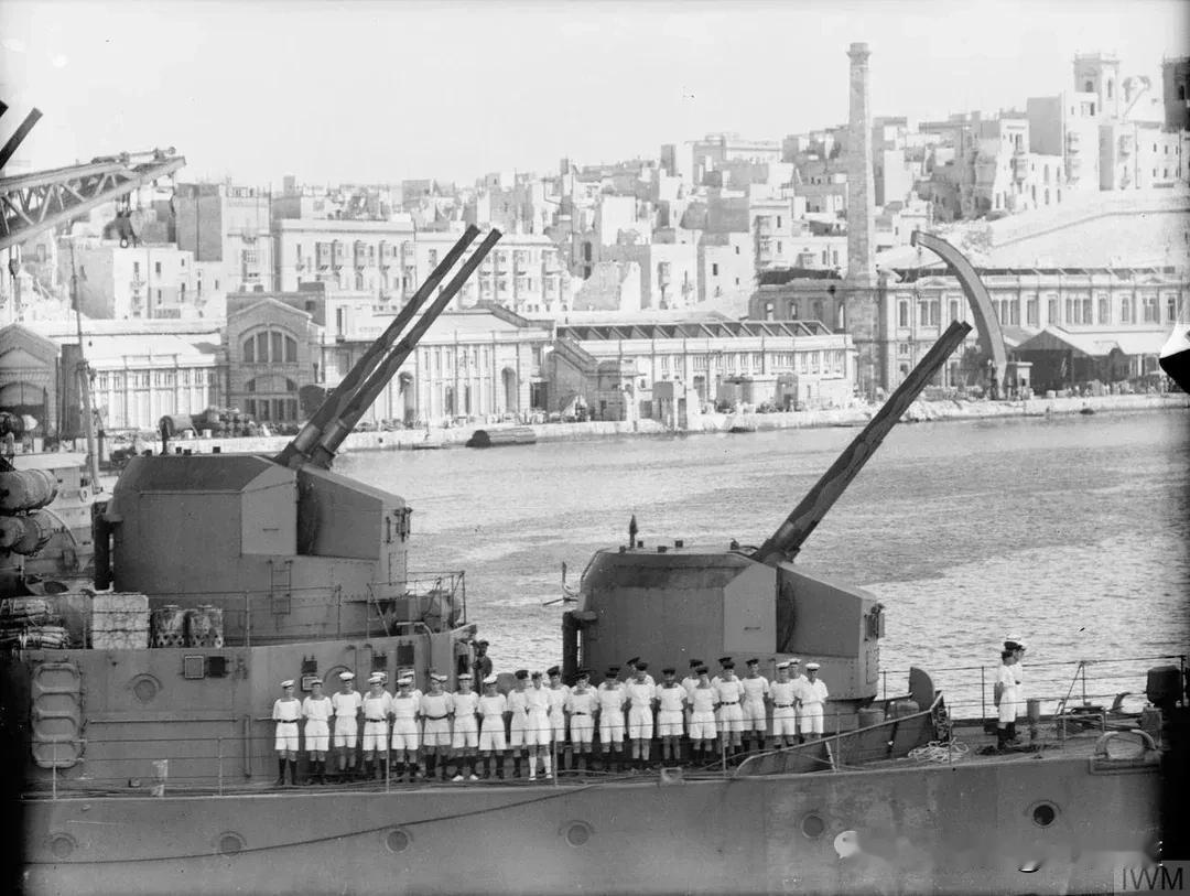HMS“赫敏”号防空巡洋舰上壮观的前主炮
时间为1942年3月，马耳他。
赫敏号