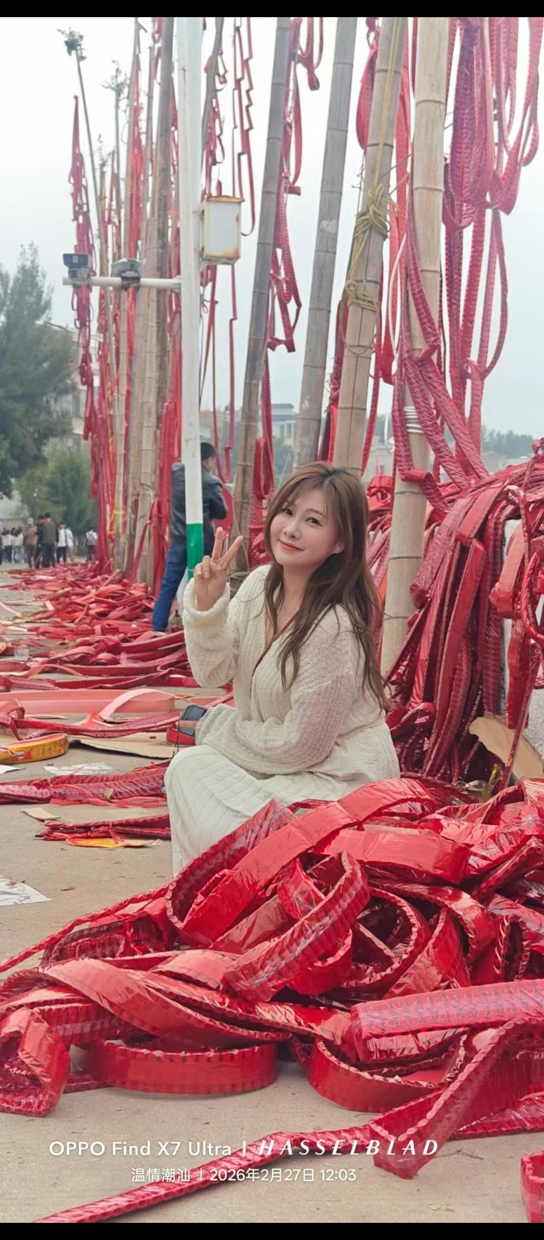 放鞭炮这事，好坏参半。好处是它是庆祝节日的传统方式，春节放鞭炮，噼里啪啦的能营造