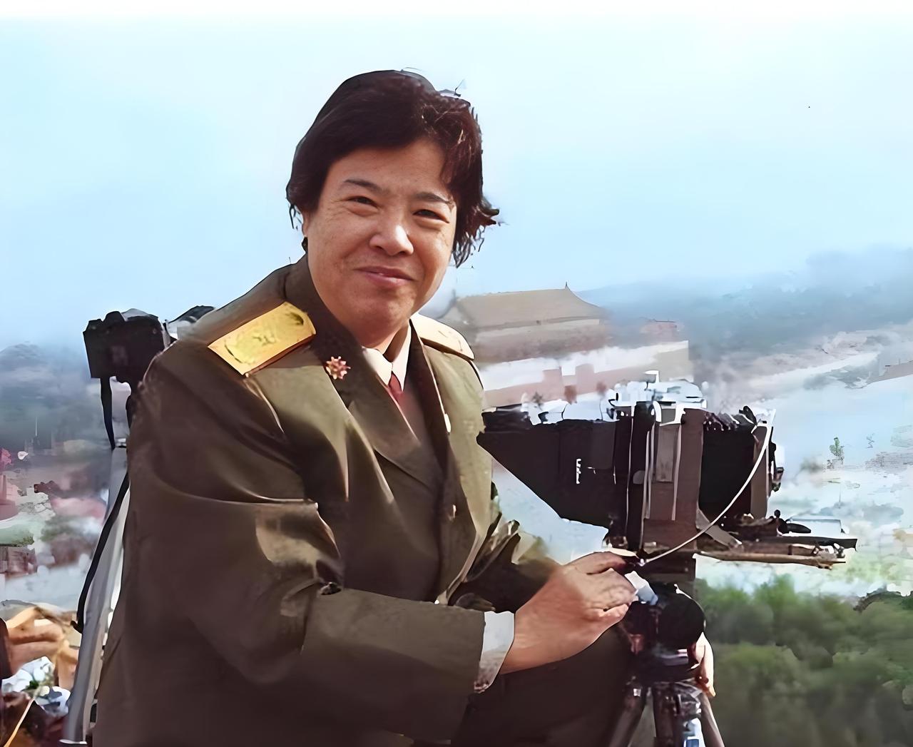 [微风]2008年夏天，北京医院病房里，69岁的邵华老人已经非常虚弱了。她拉着儿