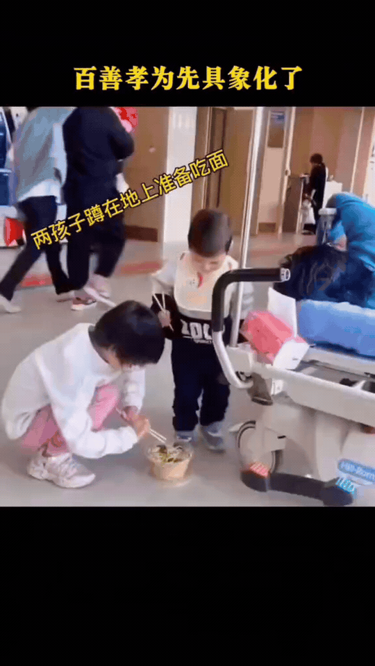 病房里一碗面条，藏着最纯粹的孝心
 
医院走廊的地面冰凉，生病的妈妈安静躺在病床