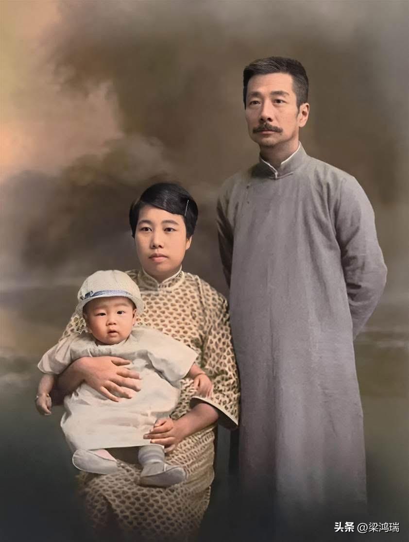 这是中国现代著名文学家、思想家鲁迅（周树人）与他的伴侣许广平及他们的儿子周海婴的