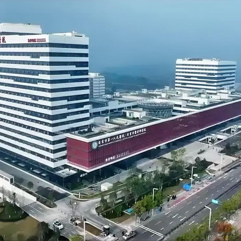 自贡的城中心好“空虚”

“死得到火”的一  四医院也先后搬到了城外面去

市民