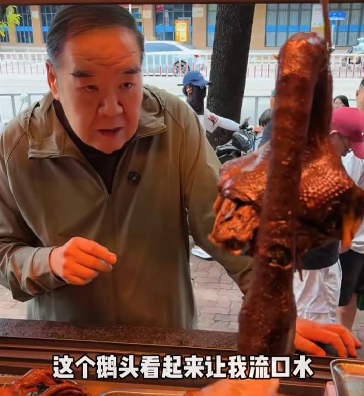 郑则仕到潮汕吃狮头鹅，站在卤味档口爽快开口，直接就要3个鹅头。老板报出总价360