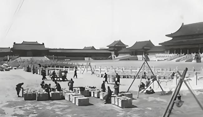 日军侵占北京8年，为何没将故宫洗劫一空？绝非他们心慈手软。北平沦陷那年，鬼子站在