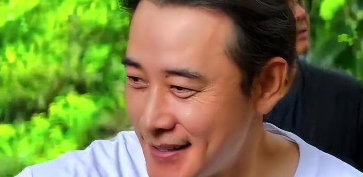 罗晋大孤山生图刷屏，全网感慨他眼神灰蒙蒙、精气神全无，好多人急着传婚变。别瞎猜，