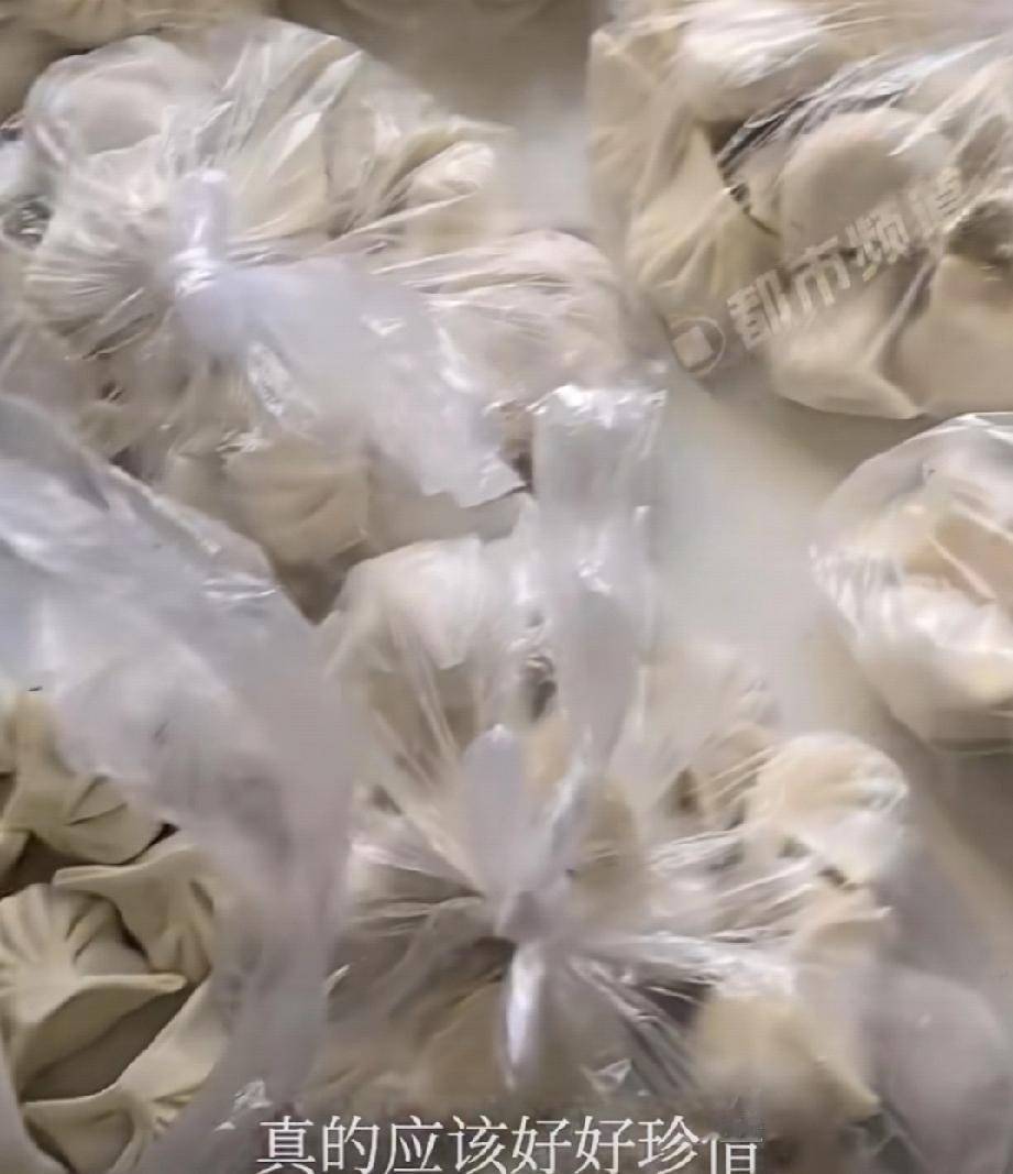 太暖心了！一女子分享朋友“投喂式”送饺子，一次200个。女子：“亲人都不一定记得