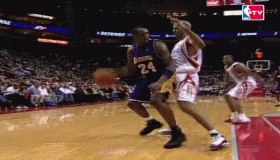 姚明此刻应该很奇怪，明明你先跳的，，，怎么后落地的，？